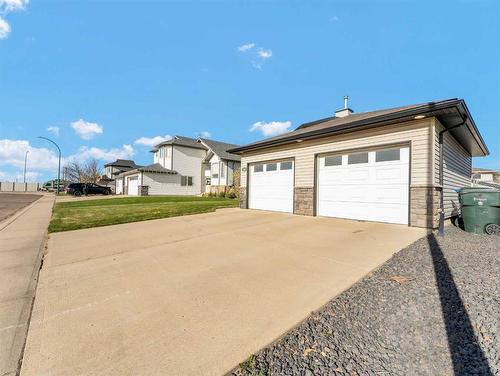 24 Cottonwood Close Sw, Medicine Hat, AB - Outdoor