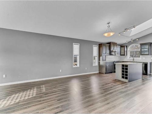 24 Cottonwood Close Sw, Medicine Hat, AB - Indoor Photo Showing Kitchen