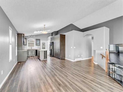 24 Cottonwood Close Sw, Medicine Hat, AB - Indoor Photo Showing Kitchen