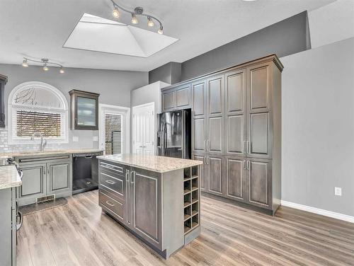 24 Cottonwood Close Sw, Medicine Hat, AB - Indoor Photo Showing Kitchen