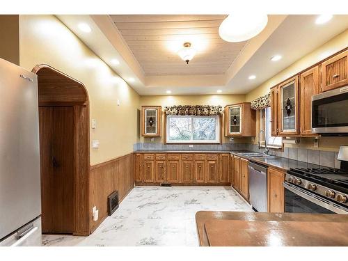 176 1 Street Sw, Medicine Hat, AB - Indoor Photo Showing Kitchen