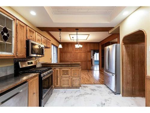 176 1 Street Sw, Medicine Hat, AB - Indoor Photo Showing Kitchen