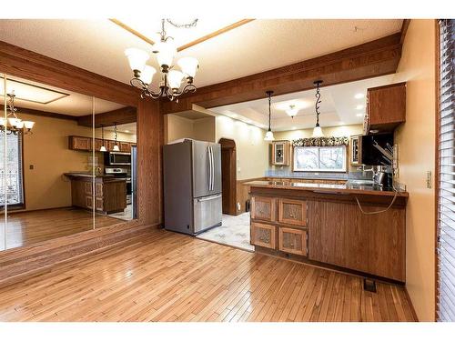 176 1 Street Sw, Medicine Hat, AB - Indoor Photo Showing Kitchen