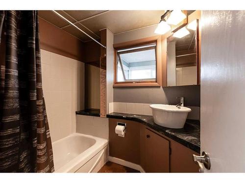 176 1 Street Sw, Medicine Hat, AB - Indoor Photo Showing Bathroom