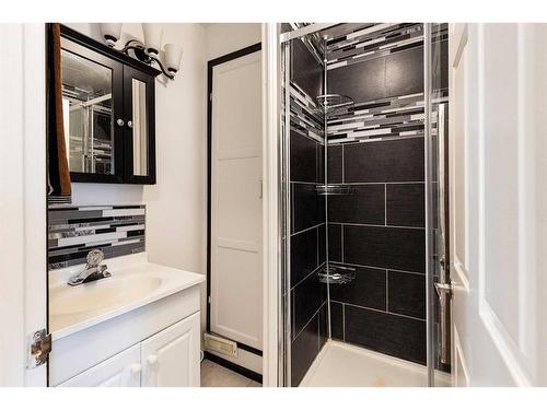 176 1 Street Sw, Medicine Hat, AB - Indoor Photo Showing Bathroom