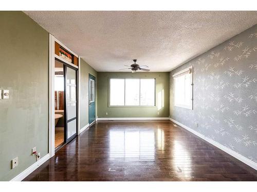 176 1 Street Sw, Medicine Hat, AB - Indoor Photo Showing Other Room