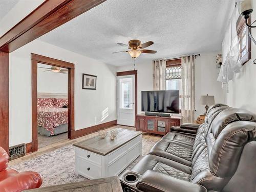 26 8 Street Se, Medicine Hat, AB - Indoor Photo Showing Living Room