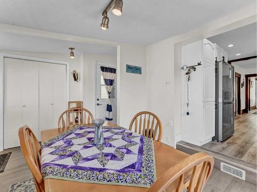 26 8 Street Se, Medicine Hat, AB - Indoor Photo Showing Dining Room