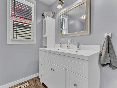 26 8 Street Se, Medicine Hat, AB - Indoor Photo Showing Bathroom