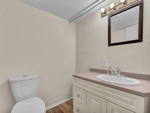 26 8 Street Se, Medicine Hat, AB - Indoor Photo Showing Bathroom