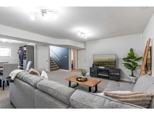 24 Terrace Place Ne, Medicine Hat, AB - Indoor Photo Showing Living Room