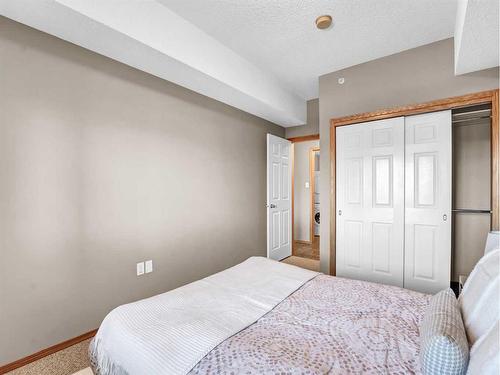 415-194 Sunrise Circle Sw, Medicine Hat, AB - Indoor Photo Showing Bedroom