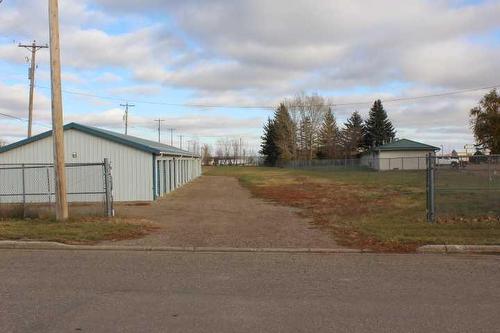 205 South Railway Avenue East, Bow Island, AB 