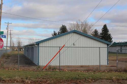 205 South Railway Avenue East, Bow Island, AB 