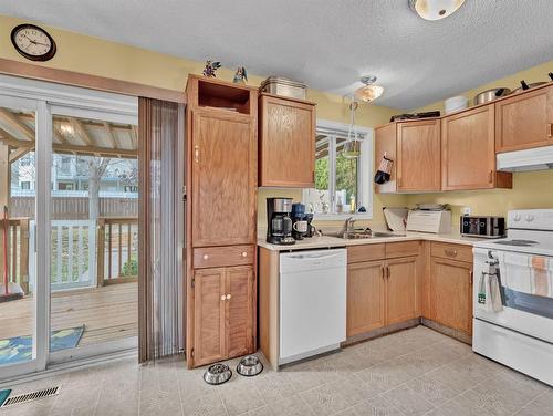 905 Ross Glen Drive Se, Medicine Hat, AB - Indoor Photo Showing Kitchen With Double Sink