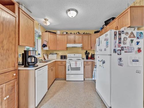 905 Ross Glen Drive Se, Medicine Hat, AB - Indoor Photo Showing Kitchen With Double Sink