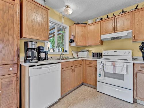 905 Ross Glen Drive Se, Medicine Hat, AB - Indoor Photo Showing Kitchen With Double Sink