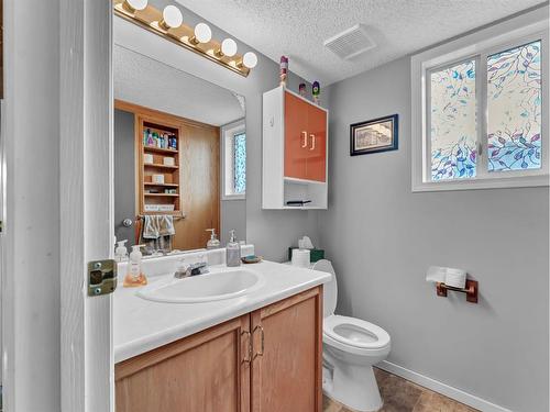 905 Ross Glen Drive Se, Medicine Hat, AB - Indoor Photo Showing Bathroom