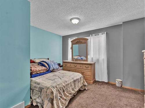 905 Ross Glen Drive Se, Medicine Hat, AB - Indoor Photo Showing Bedroom