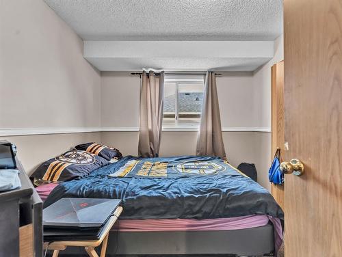 905 Ross Glen Drive Se, Medicine Hat, AB - Indoor Photo Showing Bedroom