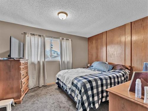 905 Ross Glen Drive Se, Medicine Hat, AB - Indoor Photo Showing Bedroom