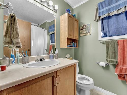 905 Ross Glen Drive Se, Medicine Hat, AB - Indoor Photo Showing Bathroom