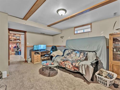 905 Ross Glen Drive Se, Medicine Hat, AB - Indoor Photo Showing Bedroom