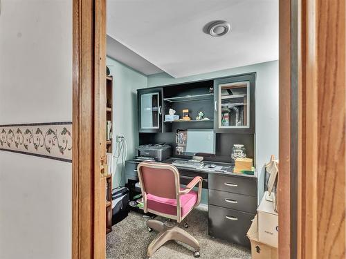 905 Ross Glen Drive Se, Medicine Hat, AB - Indoor Photo Showing Office