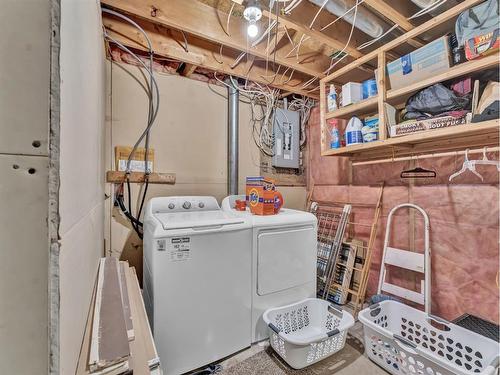 905 Ross Glen Drive Se, Medicine Hat, AB - Indoor Photo Showing Laundry Room