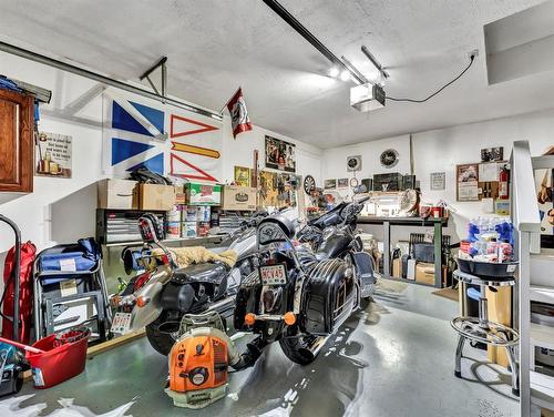 905 Ross Glen Drive Se, Medicine Hat, AB - Indoor Photo Showing Garage