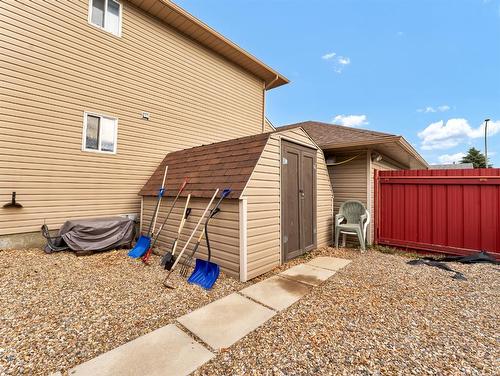 905 Ross Glen Drive Se, Medicine Hat, AB - Outdoor With Exterior