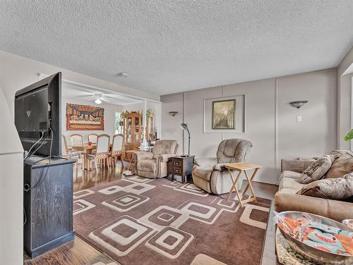 905 Ross Glen Drive Se, Medicine Hat, AB - Indoor Photo Showing Living Room