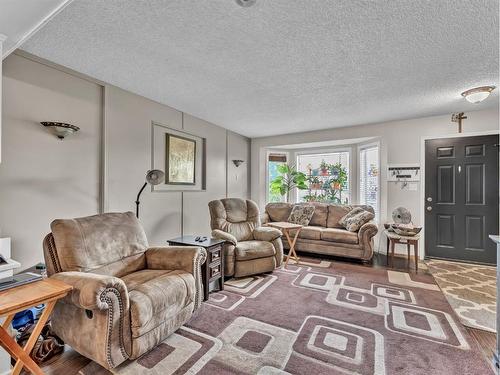 905 Ross Glen Drive Se, Medicine Hat, AB - Indoor Photo Showing Living Room