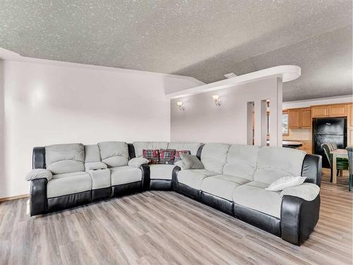 63 Hudson Crescent Ne, Medicine Hat, AB - Indoor Photo Showing Living Room