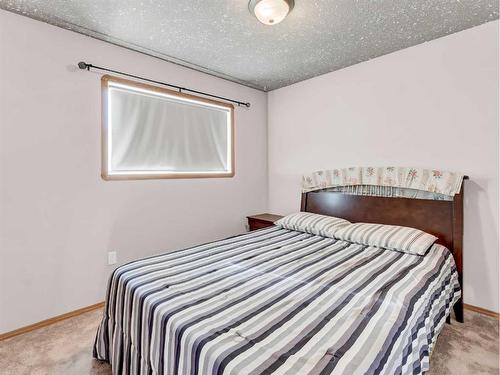 63 Hudson Crescent Ne, Medicine Hat, AB - Indoor Photo Showing Bedroom