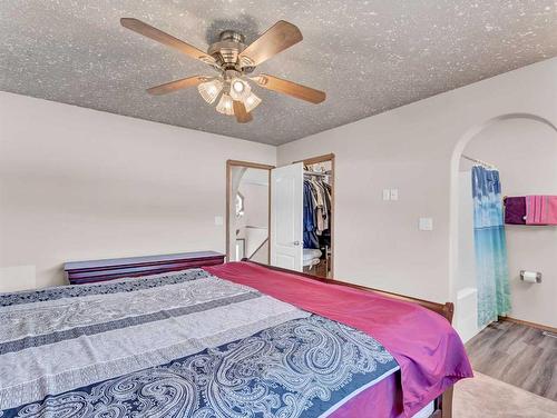 63 Hudson Crescent Ne, Medicine Hat, AB - Indoor Photo Showing Bedroom