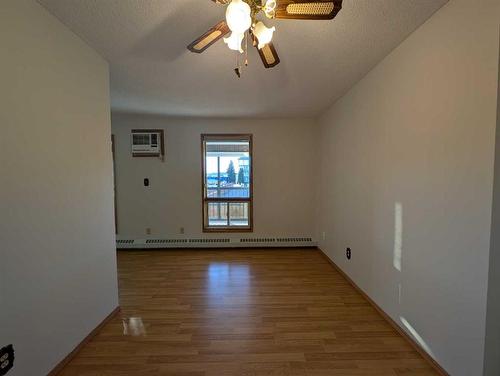 102-3090 15 Avenue Se, Medicine Hat, AB - Indoor Photo Showing Other Room