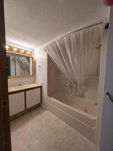 102-3090 15 Avenue Se, Medicine Hat, AB - Indoor Photo Showing Bathroom