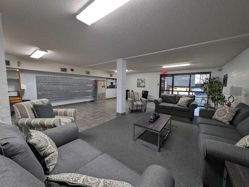 102-3090 15 Avenue Se, Medicine Hat, AB - Indoor Photo Showing Living Room