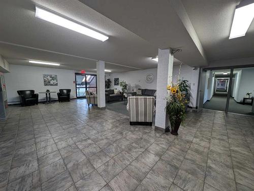 102-3090 15 Avenue Se, Medicine Hat, AB - Indoor Photo Showing Other Room