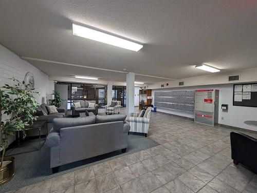 102-3090 15 Avenue Se, Medicine Hat, AB - Indoor