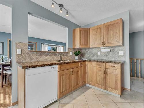 51 Park Meadows Lane Se, Medicine Hat, AB - Indoor Photo Showing Kitchen