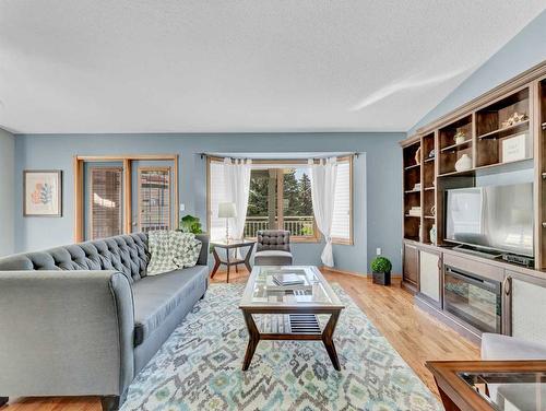 51 Park Meadows Lane Se, Medicine Hat, AB - Indoor Photo Showing Living Room