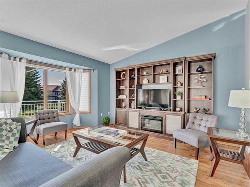 51 Park Meadows Lane Se, Medicine Hat, AB - Indoor Photo Showing Living Room