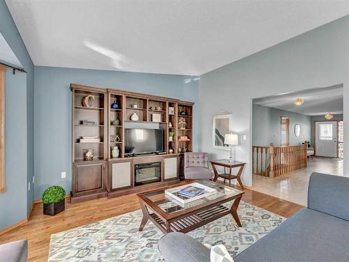 51 Park Meadows Lane Se, Medicine Hat, AB - Indoor Photo Showing Living Room