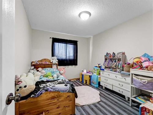 543 Stark Way Se, Medicine Hat, AB - Indoor Photo Showing Other Room