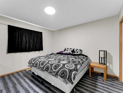 543 Stark Way Se, Medicine Hat, AB - Indoor Photo Showing Bedroom