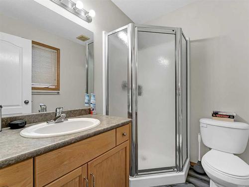 543 Stark Way Se, Medicine Hat, AB - Indoor Photo Showing Bathroom