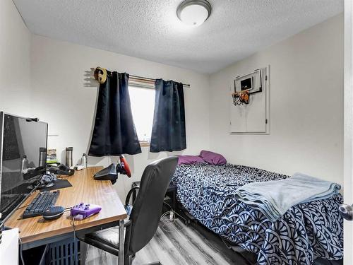 543 Stark Way Se, Medicine Hat, AB - Indoor Photo Showing Bedroom