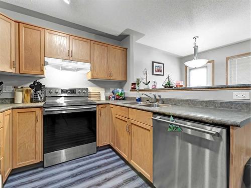 543 Stark Way Se, Medicine Hat, AB - Indoor Photo Showing Kitchen With Double Sink